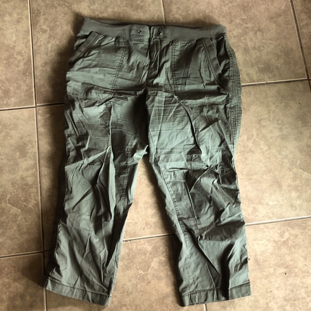 Green cargo Capri pants